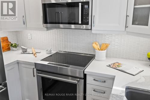 65 Homefield Square, Clarington, ON - Indoor Photo Showing Kitchen With Upgraded Kitchen