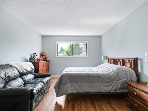 202-345 Morison Ave, Parksville, BC - Indoor Photo Showing Bedroom