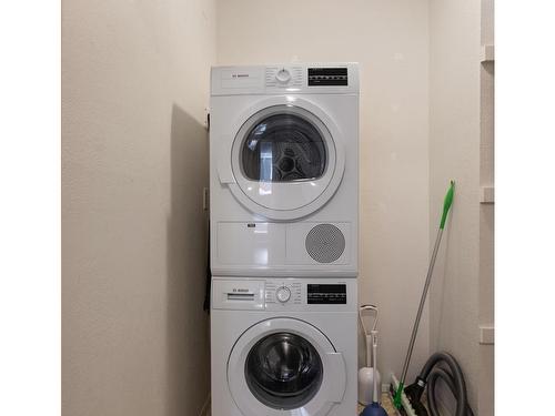 202-345 Morison Ave, Parksville, BC - Indoor Photo Showing Laundry Room