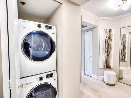 Salle de lavage - 203-4450 Prom. Paton, Laval (Chomedey), QC - Indoor Photo Showing Laundry Room