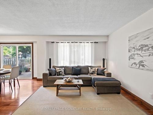 1213 Gloucester Sq, Pickering, ON - Indoor Photo Showing Living Room