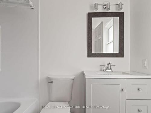 1213 Gloucester Sq, Pickering, ON - Indoor Photo Showing Bathroom