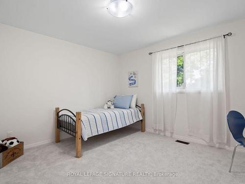 1213 Gloucester Sq, Pickering, ON - Indoor Photo Showing Bedroom