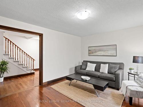 1213 Gloucester Sq, Pickering, ON - Indoor Photo Showing Living Room