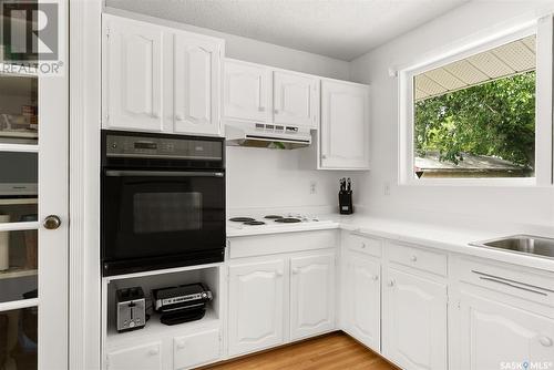 2920 Grant Road, Regina, SK - Indoor Photo Showing Kitchen