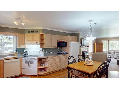 1401 15Th Street S, Cranbrook, BC - Indoor Photo Showing Kitchen