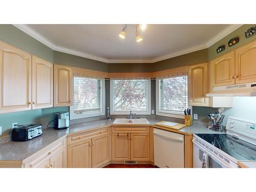 1401 15Th Street S, Cranbrook, BC - Indoor Photo Showing Kitchen