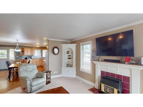 1401 15Th Street S, Cranbrook, BC - Indoor Photo Showing Living Room