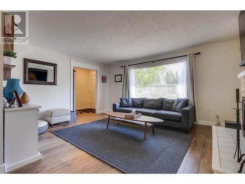 5463 Simon Fraser Avenue, Prince George, BC - Indoor Photo Showing Living Room