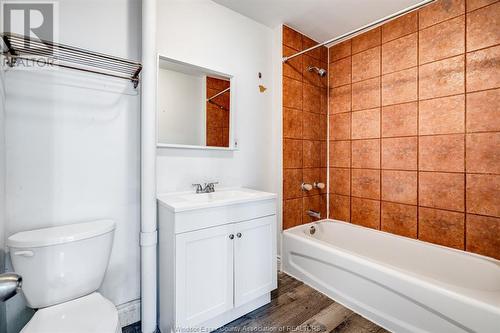 242 Josephine Avenue, Windsor, ON - Indoor Photo Showing Bathroom