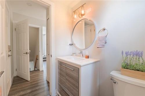 33 Darlington Drive, Hamilton, ON - Indoor Photo Showing Bathroom