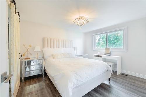 33 Darlington Drive, Hamilton, ON - Indoor Photo Showing Bedroom