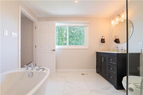 33 Darlington Drive, Hamilton, ON - Indoor Photo Showing Bathroom