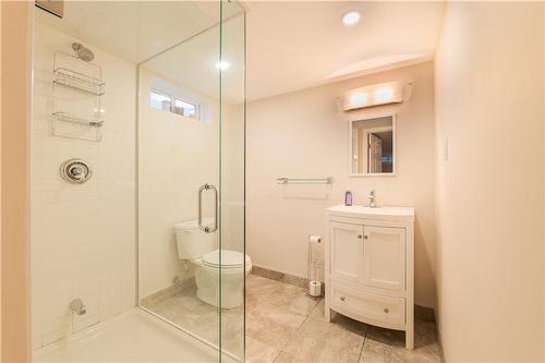 33 Darlington Drive, Hamilton, ON - Indoor Photo Showing Bathroom