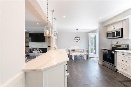 33 Darlington Drive, Hamilton, ON - Indoor Photo Showing Kitchen With Upgraded Kitchen