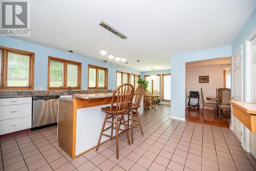 Large island with seating - 224 Thomas Street, Deep River, ON - Indoor