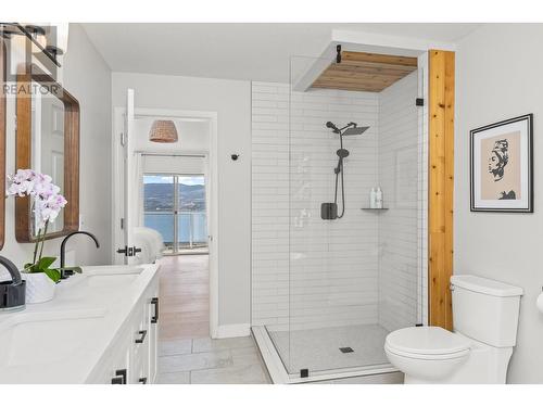 403 Stellar Drive, Kelowna, BC - Indoor Photo Showing Bathroom