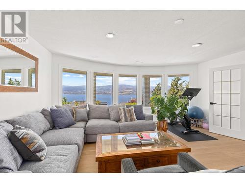 403 Stellar Drive, Kelowna, BC - Indoor Photo Showing Living Room