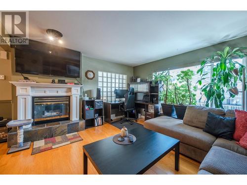 1458 Penticton Avenue Unit# 191, Penticton, BC - Indoor Photo Showing Living Room With Fireplace