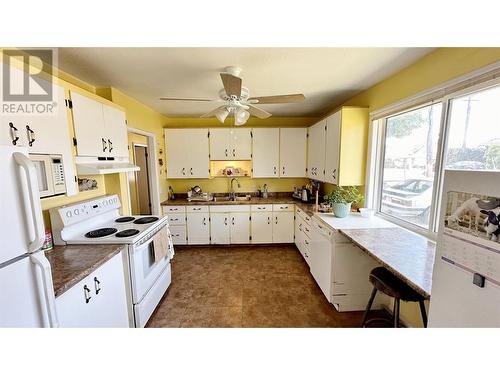 255 Gerstmar Road, Kelowna, BC - Indoor Photo Showing Kitchen With Double Sink
