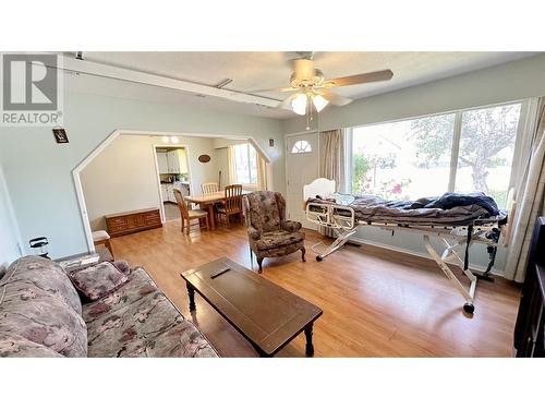 255 Gerstmar Road, Kelowna, BC - Indoor Photo Showing Living Room