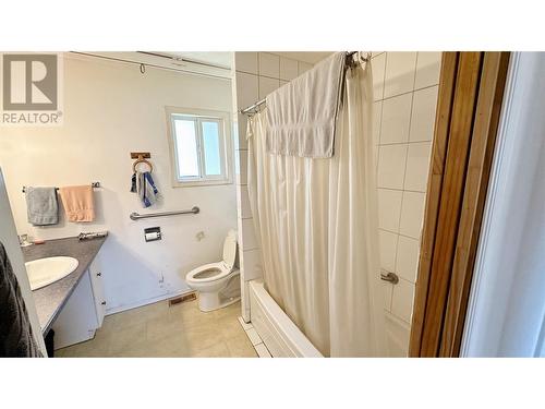 255 Gerstmar Road, Kelowna, BC - Indoor Photo Showing Bathroom