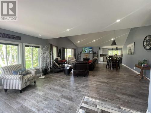 794022 Island Rd, Charlton, ON - Indoor Photo Showing Living Room