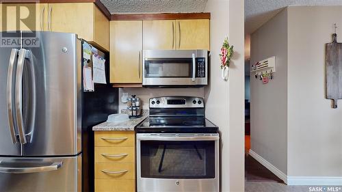 2834 Kutarna Crescent, Regina, SK - Indoor Photo Showing Kitchen With Stainless Steel Kitchen