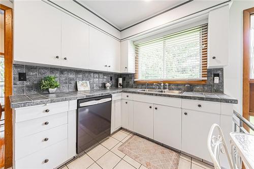 19 Dauphine Place, Welland, ON - Indoor Photo Showing Kitchen With Double Sink