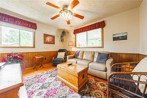 19 Dauphine Place, Welland, ON - Indoor Photo Showing Living Room