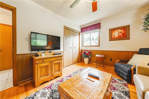 19 Dauphine Place, Welland, ON - Indoor Photo Showing Living Room