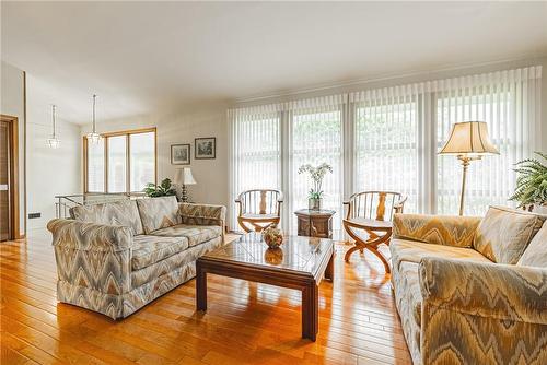 19 Dauphine Place, Welland, ON - Indoor Photo Showing Living Room