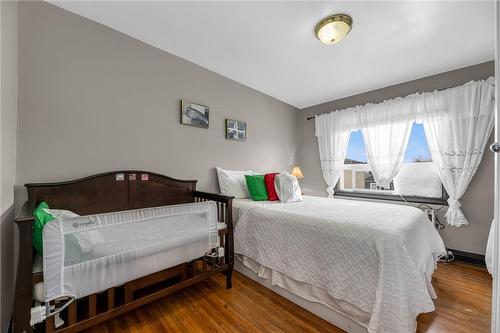 100 Kenilworth Avenue N, Hamilton, ON - Indoor Photo Showing Bedroom
