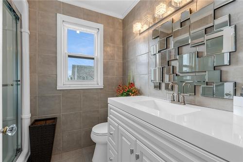 100 Kenilworth Avenue N, Hamilton, ON - Indoor Photo Showing Bathroom