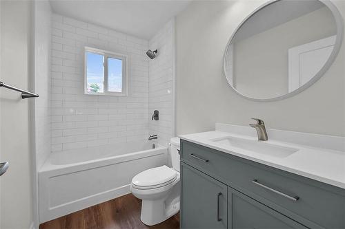 86 West 4Th Street, Hamilton, ON - Indoor Photo Showing Bathroom