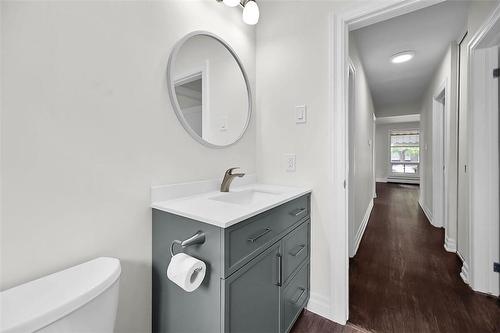 86 West 4Th Street, Hamilton, ON - Indoor Photo Showing Bathroom