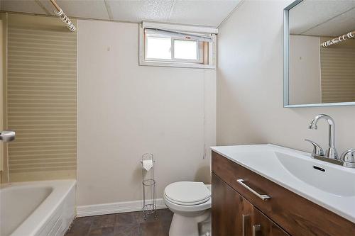 86 West 4Th Street, Hamilton, ON - Indoor Photo Showing Bathroom