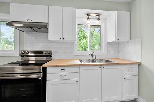 86 West 4Th Street, Hamilton, ON - Indoor Photo Showing Kitchen With Double Sink