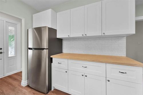 86 West 4Th Street, Hamilton, ON - Indoor Photo Showing Kitchen