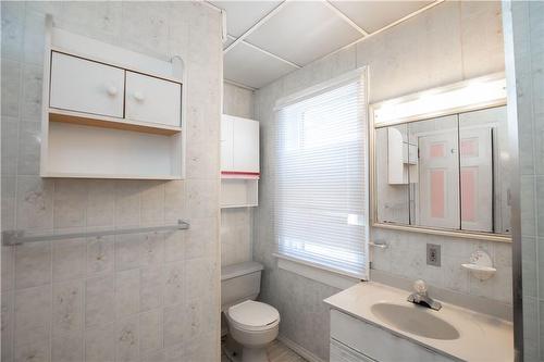 27 Tuxedo Avenue N, Hamilton, ON - Indoor Photo Showing Bathroom