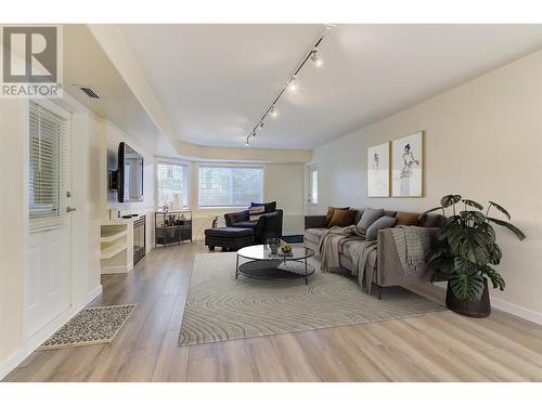 3115 De Montreuil Court Unit# 101, Kelowna, BC - Indoor Photo Showing Living Room