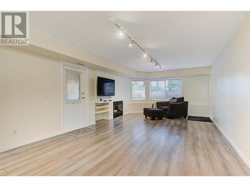 3115 De Montreuil Court Unit# 101, Kelowna, BC - Indoor Photo Showing Living Room