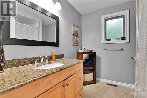 19 Townsend Drive, Ottawa, ON - Indoor Photo Showing Bathroom