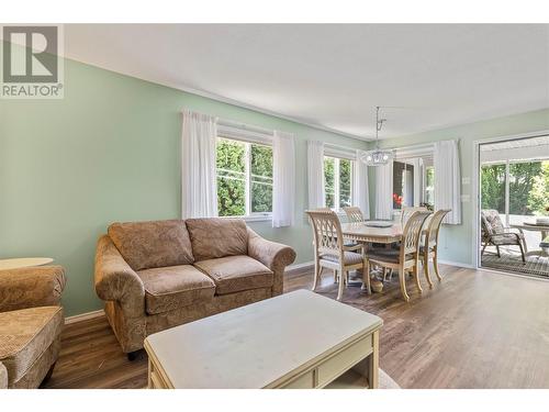 2041 26 Avenue Ne, Salmon Arm, BC - Indoor Photo Showing Living Room