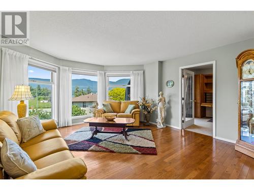 2041 26 Avenue Ne, Salmon Arm, BC - Indoor Photo Showing Living Room