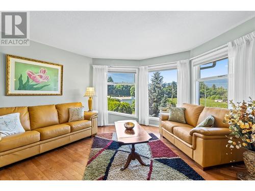 2041 26 Avenue Ne, Salmon Arm, BC - Indoor Photo Showing Living Room