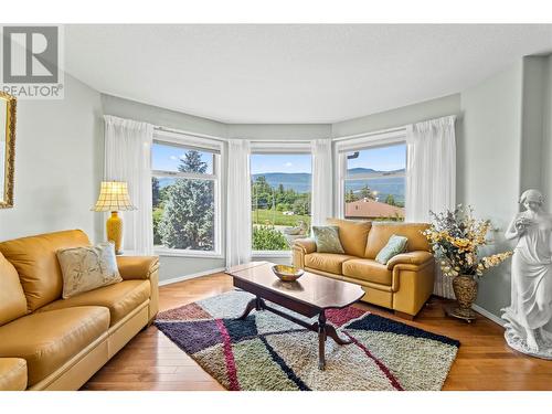 2041 26 Avenue Ne, Salmon Arm, BC - Indoor Photo Showing Living Room