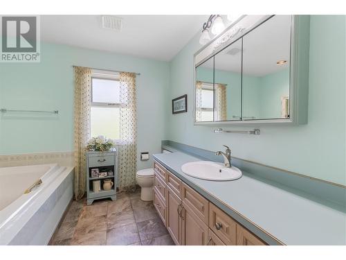 2041 26 Avenue Ne, Salmon Arm, BC - Indoor Photo Showing Bathroom