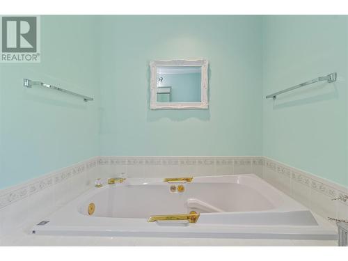 2041 26 Avenue Ne, Salmon Arm, BC - Indoor Photo Showing Bathroom