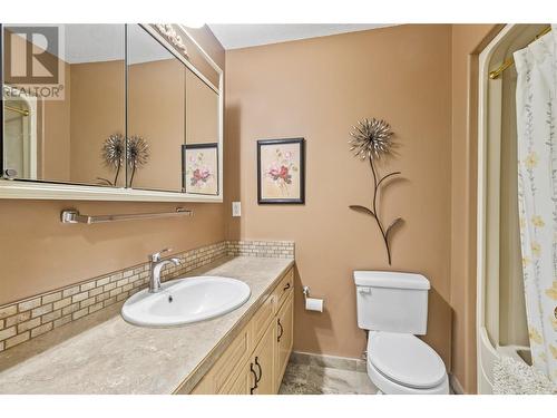 2041 26 Avenue Ne, Salmon Arm, BC - Indoor Photo Showing Bathroom